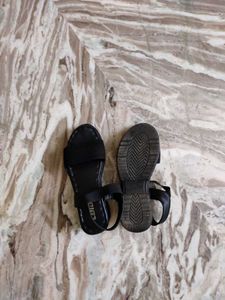 Amazon brand colo Black Flat Sandals