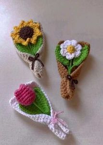 Handmade Crochet Daisy Bouquet Charm