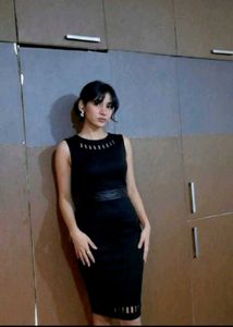 Chic Black Sleeveless Sheath Dress with Belt