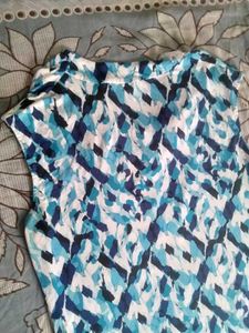 Chic Blue &amp; White Abstract Print Top