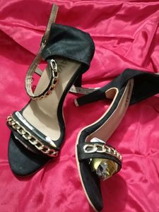 Chic Black Heels with Gold Chain Detail
