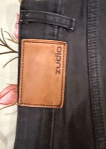 Black distressed jaens