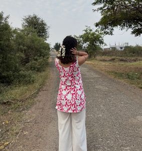 Chic Floral Print Sleeveless Kurta Size M