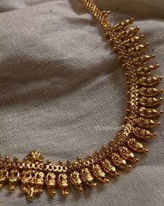 Elegant Gold Tone Necklace with Tassel