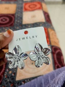 Chic Silver Flower Stud Earrings