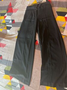 Chic Black Wide-Leg Trousers