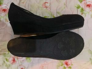 Black wedges