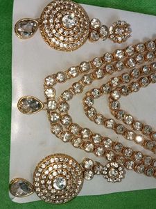 Exquisite Kundan Necklace Set with Earrings
