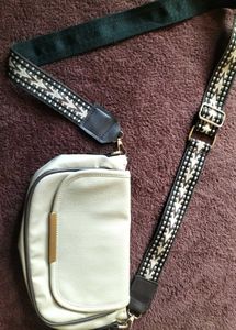 Chic crossbody bag with patterned strap