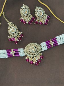 Elegant Gold Maang Tikka with Fuchsia Beads