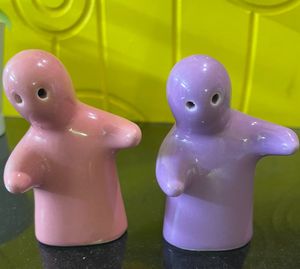 Salt And Pepper Shaker - Hugging Couple