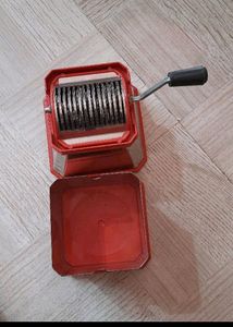 HAND GRINDER STAINLESS STILL, JUST USED ONCE, IT IS IN VERY GOOD CONDITION