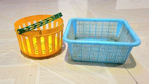 3 Mplastic dish drainer.