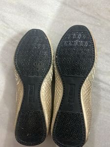 Elegant Golden Juttis