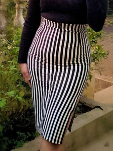 Chic Vertical Stripe Pencil Skirt