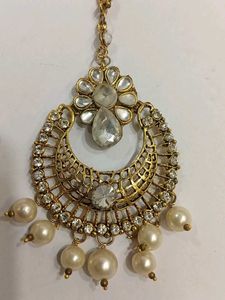 Elegant Maang Tikka with Pearls