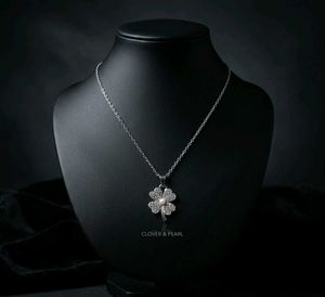 Sparkling Clover Necklace with Pearl