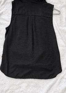 black sleeveless shirt