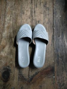 🌸Five by Inc. Grey Quilted Slides