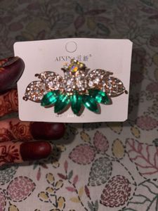 Sparkling hairclip with Green Gemstones