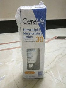Ultra-Light Moisturizing Lotion With Sunscreen
