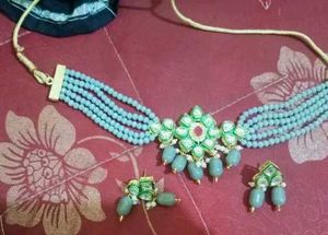 Necklace choker with pretty earings chiq set