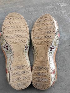 Embroidered Butterfly Juttis