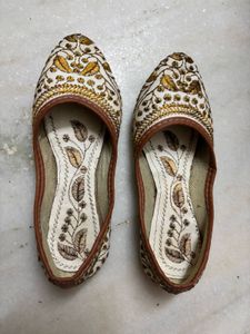 Zari Embroidered Jutti For Kids