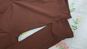 Ribbed Collared V-Neck Brown Top
