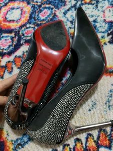 👠🖤