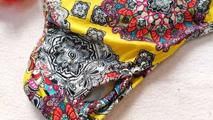🎀Vibrant Floral Print Bikini Top Any one free 🆓