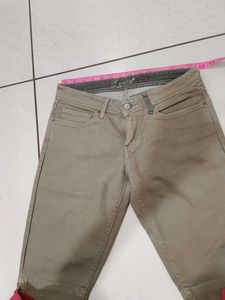 Levi's Khaki Capri Pants
