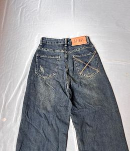 Distressed straight Leg Jeans