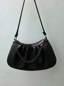Stylish black pleated shoulder bag.