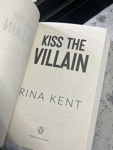 Kiss the Villain - Rina Kent