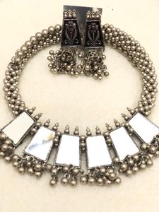 Choker With Earing