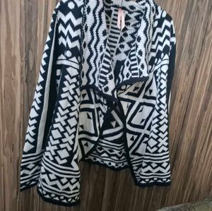 Stylish Black & White Geometric Print Cardigan