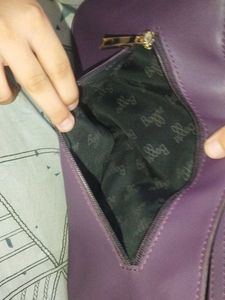 Black Shoulder Bag with Gold Zip Accent – Stylish