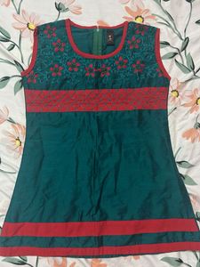 Green Embroidered Sleeveless Kurta