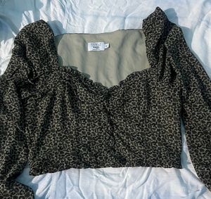 Chic Leopard Print Ruched Top