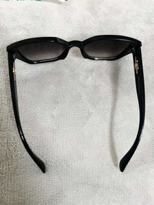 Chic Black Oversized Sunglasses