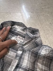 Long Sleeve Button-Up Shirt with pockets on
