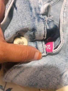 top and jeans capri