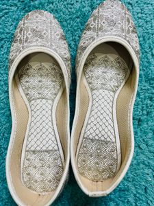 Embroidered Juttis/Mojaris