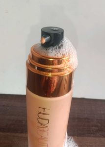 this foundation from huda beauty 💖