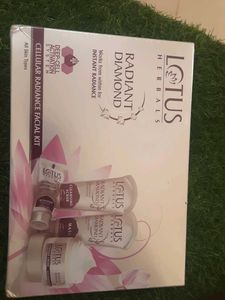 Lotus Herbals Radiant Skin Set