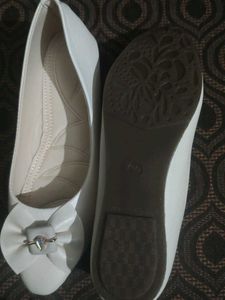 Elegant White Ballet Flats with Bow Detail size 39