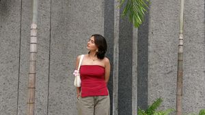 Chic Red Strapless Split Top