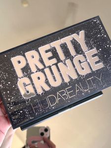 Huda Beauty Pretty Grunge Eyeshadow Palette