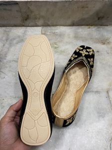 Embroidered Black Juttis